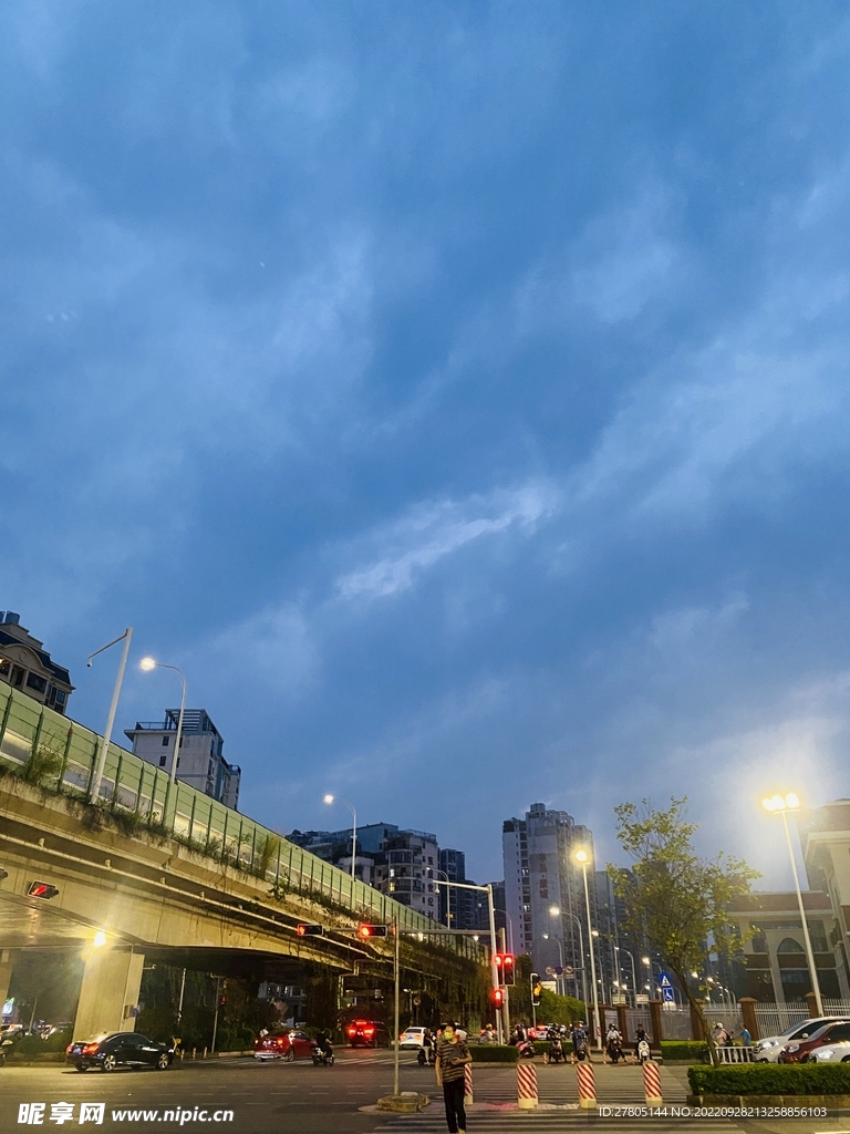 傍晚的蓝天夜空