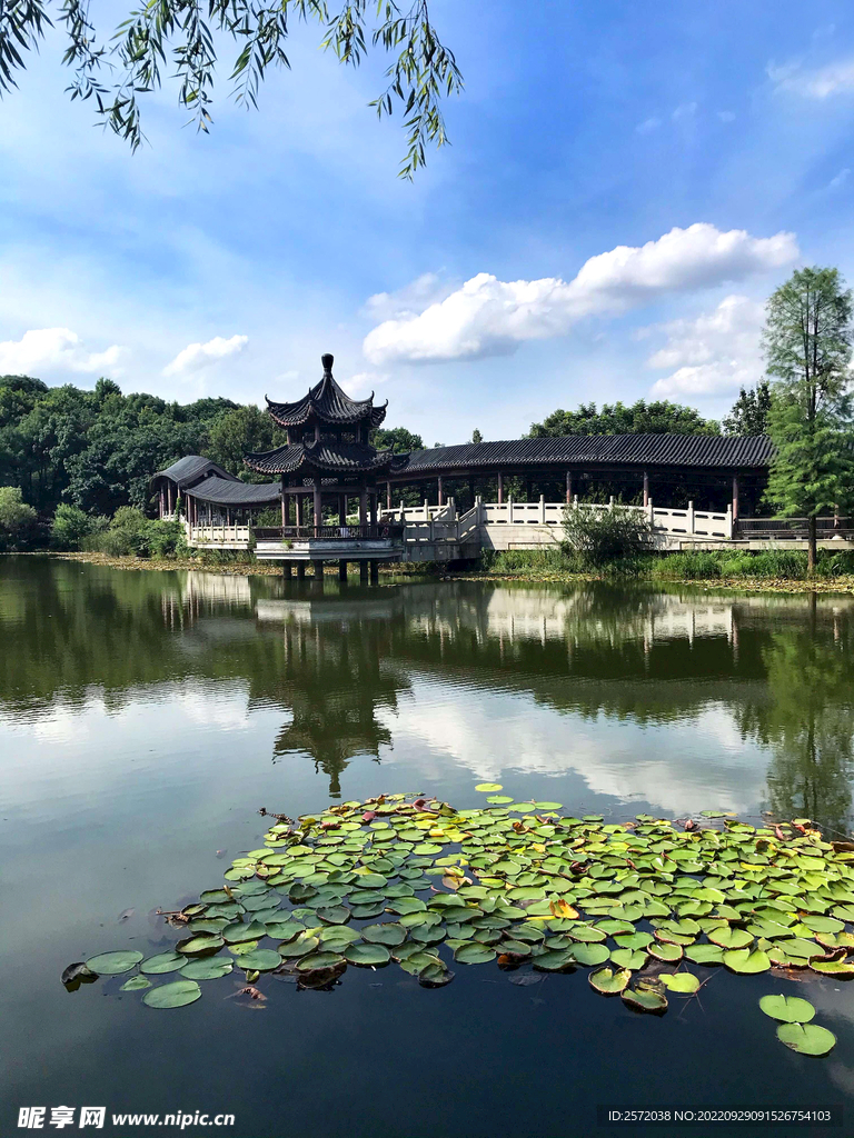 岳麓山穿石坡湖
