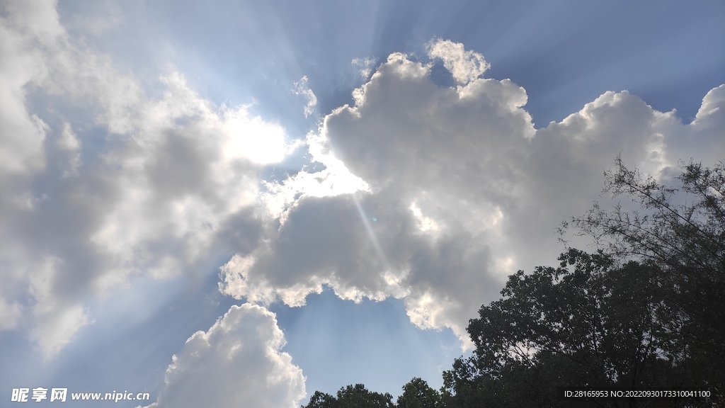 仰视蓝天白云云层光线光晕