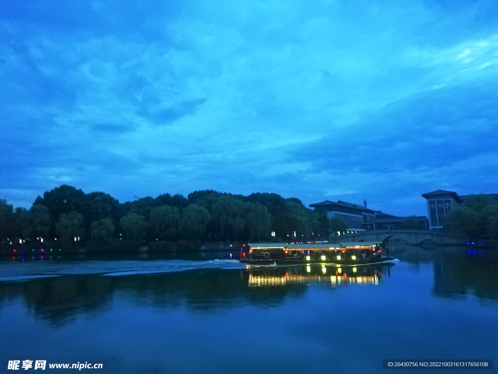 绍兴古城护城河游船
