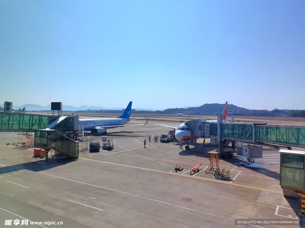 蓝天下的飞机场