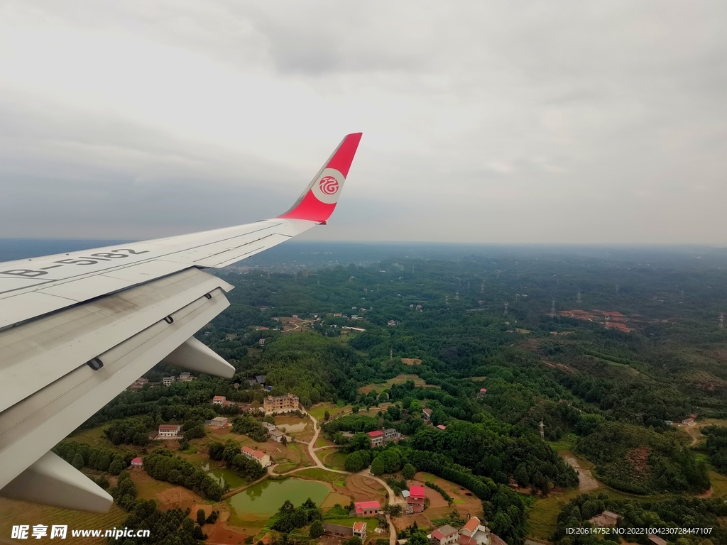 翱翔在高山之巅的飞机