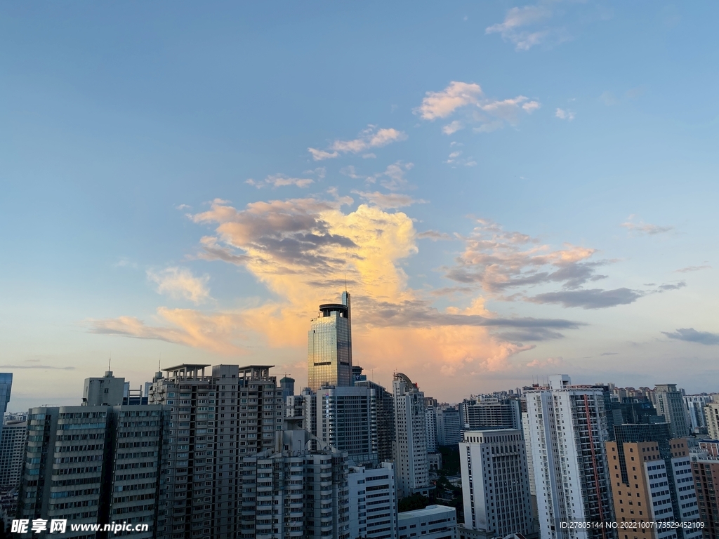 城市高空的晚霞