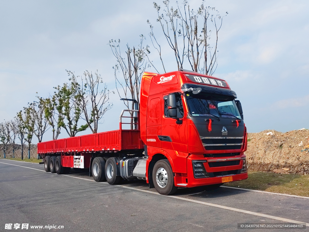 中国重汽红色大卡车重型汽车