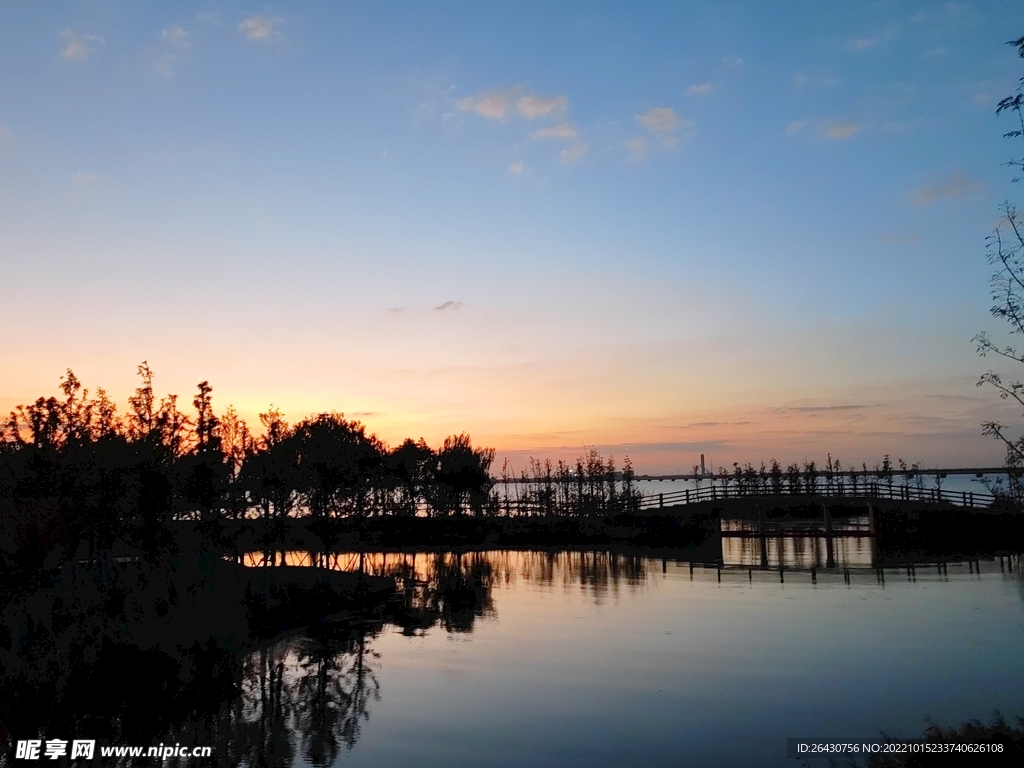 夕阳下小石桥倒影