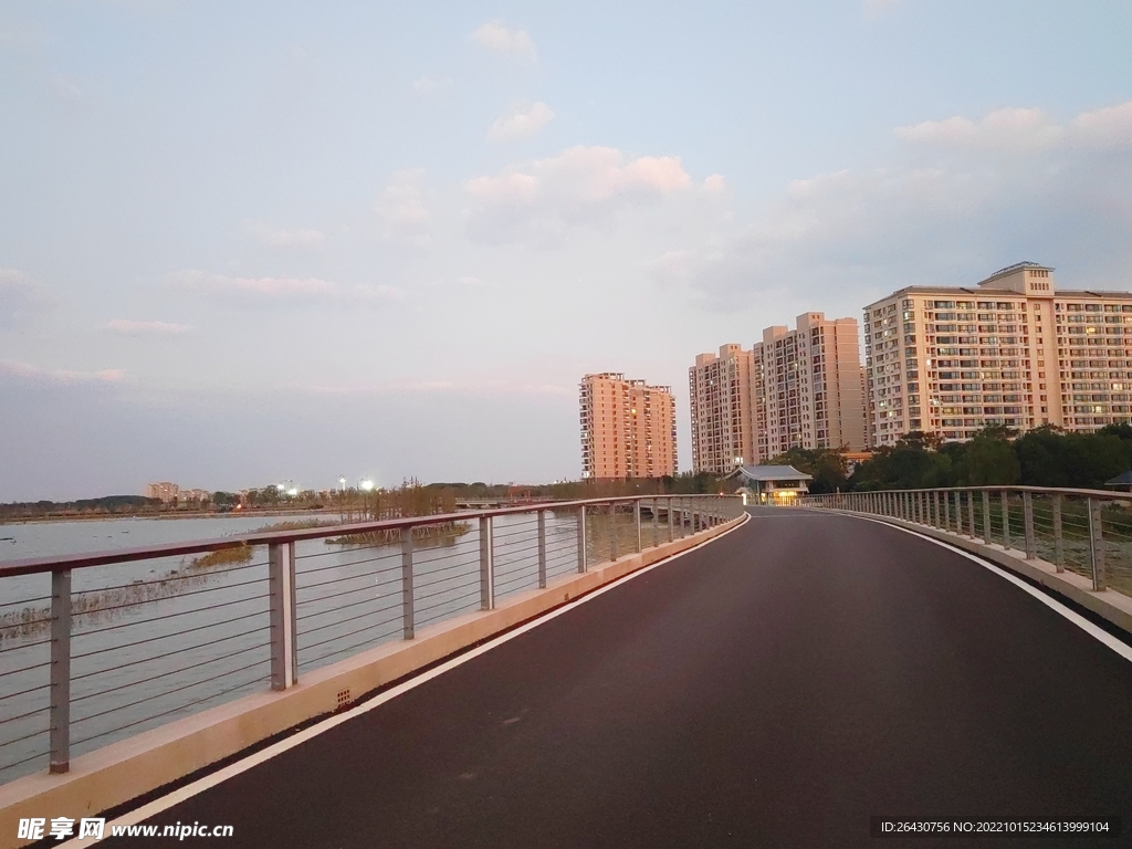 湖边路桥建筑