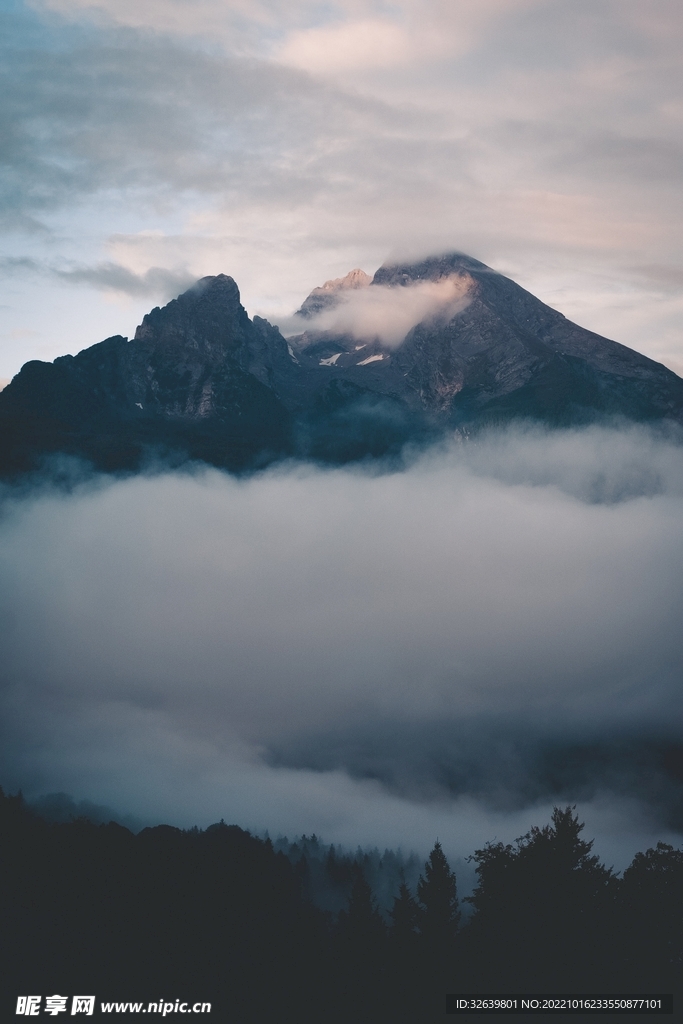 山间雨雾缭绕