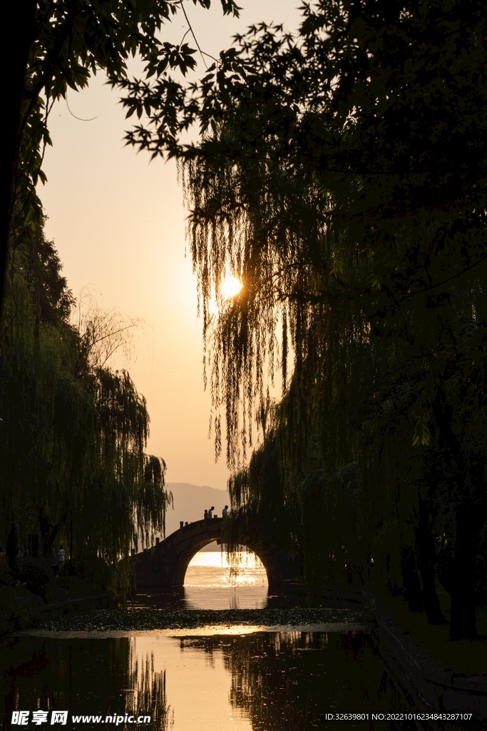 夕阳下的中式桥梁