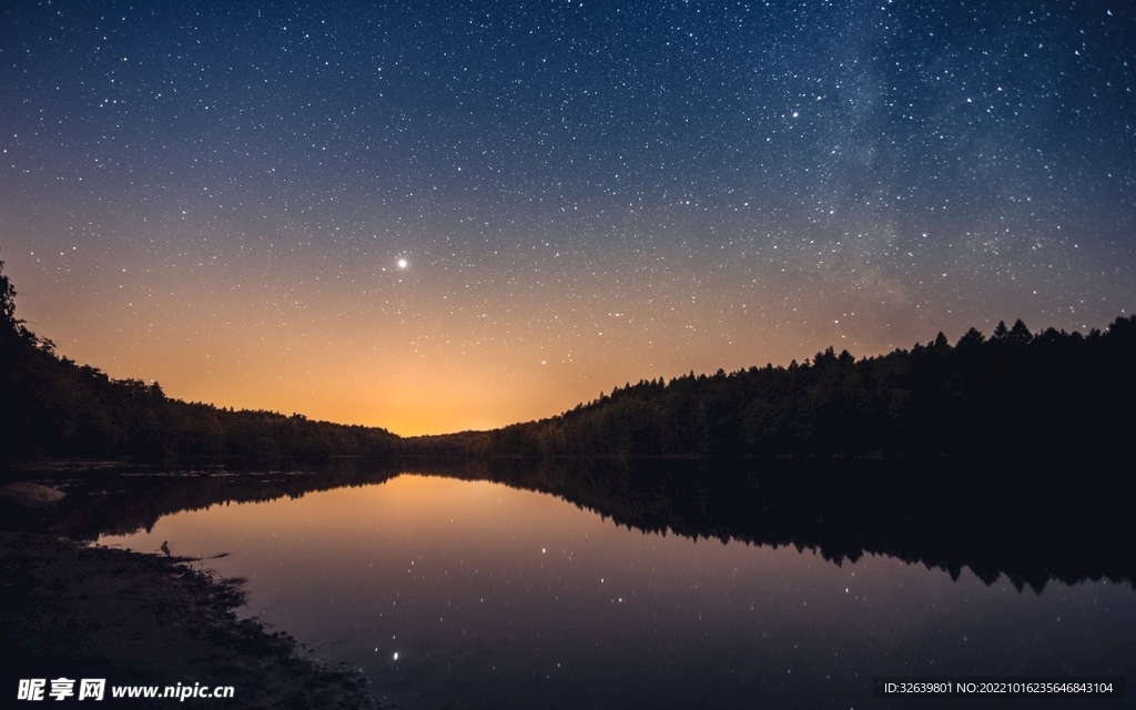 湖边夕阳与星空