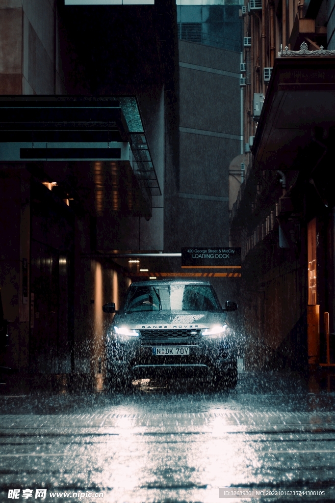 雨里的车