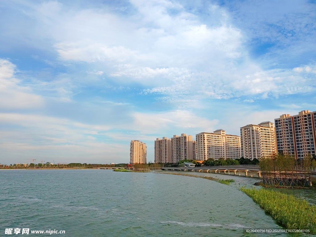 湖边建筑