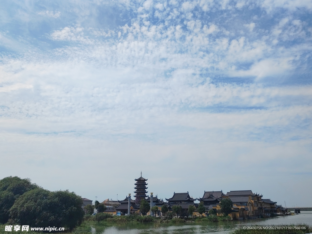 湖边寺庙