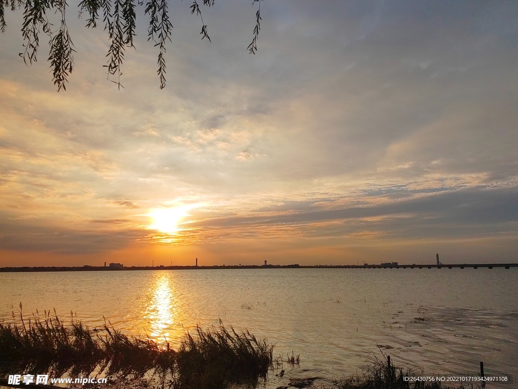 湿地公园湖边夕阳