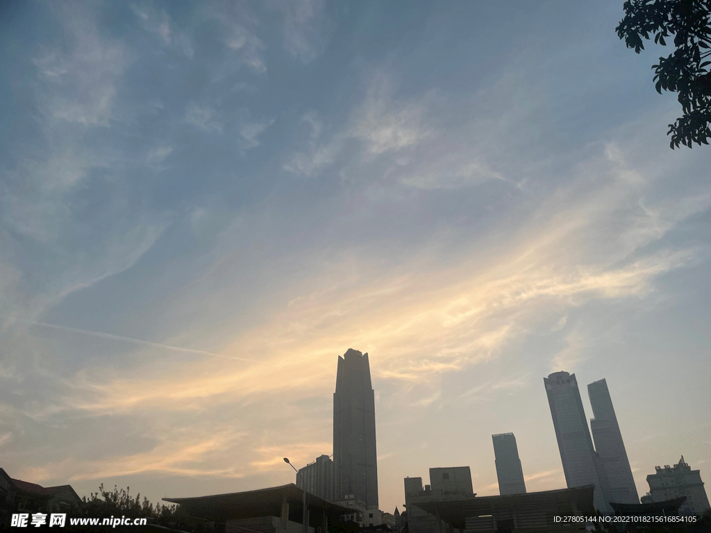 辽阔天空和晚霞