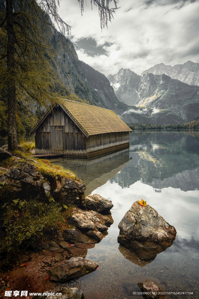 湖中小屋