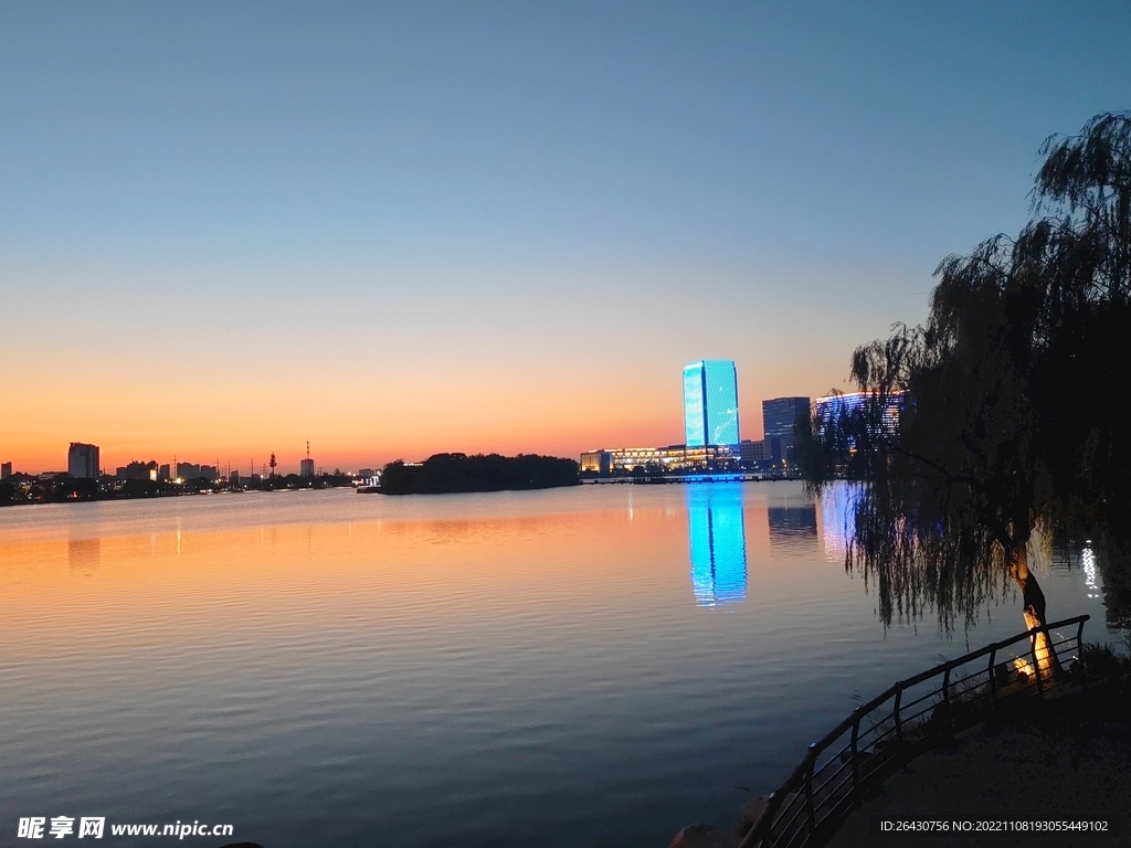 湖边商务建筑夜景
