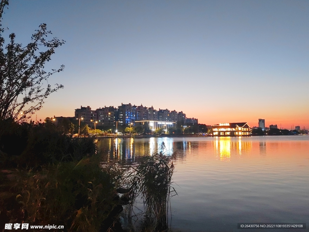 湖边酒店夜景