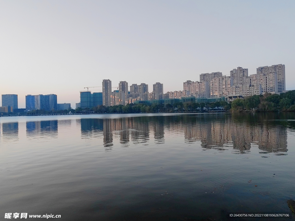 湖边商务建筑群