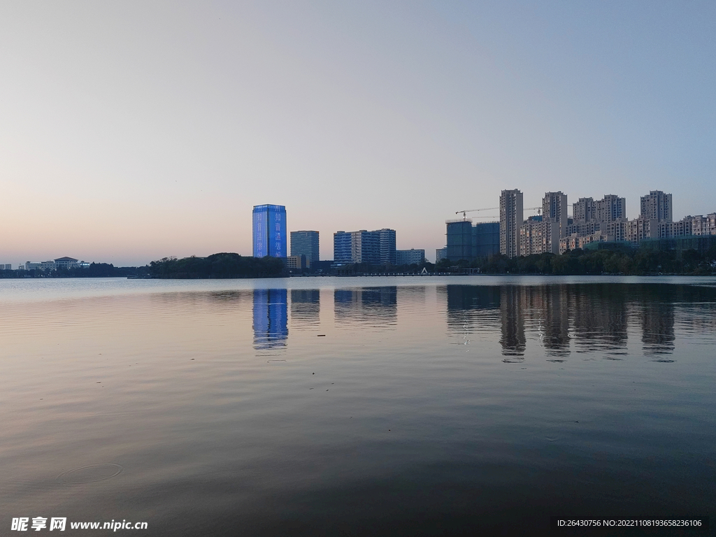 湖边建筑群倒影