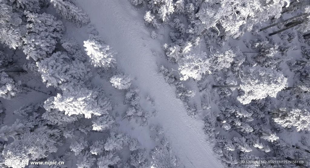 航拍山间雪景