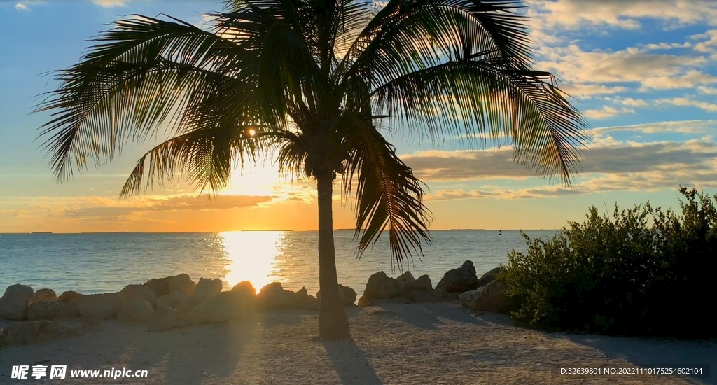 航拍海边夕阳