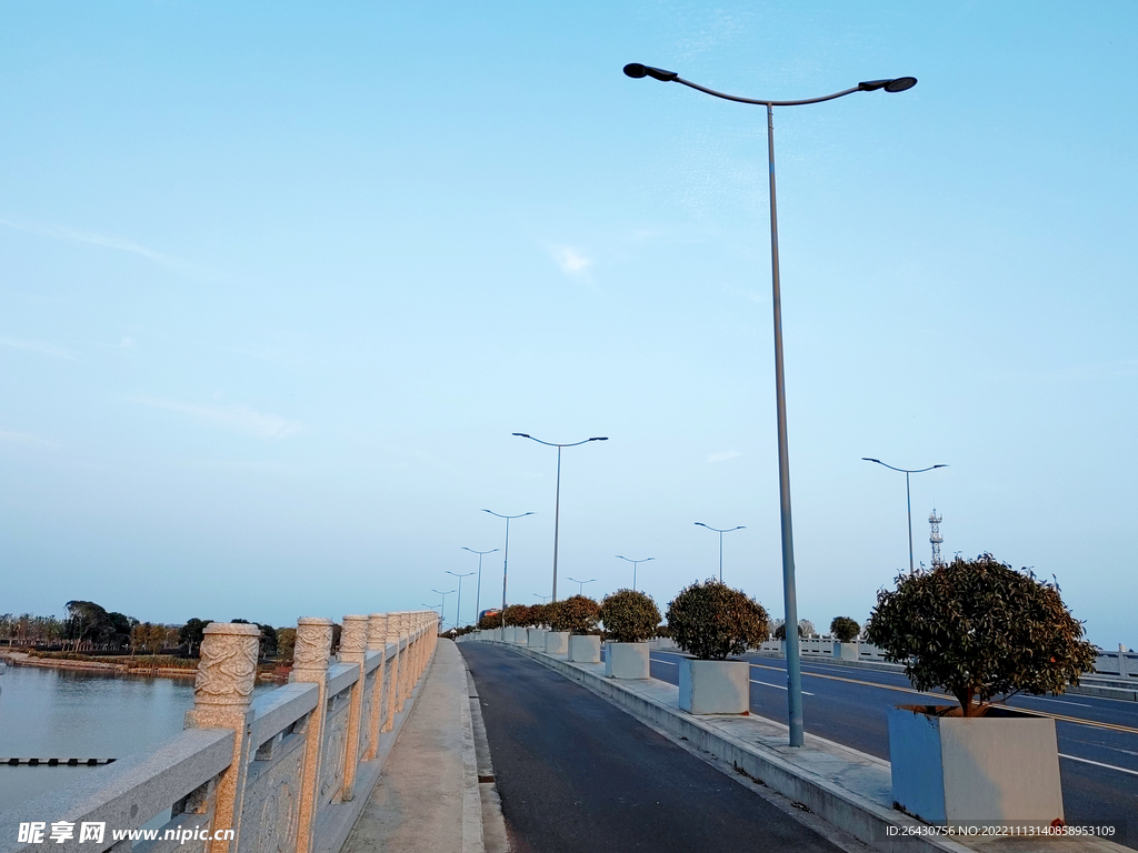 湖边公路桥路灯