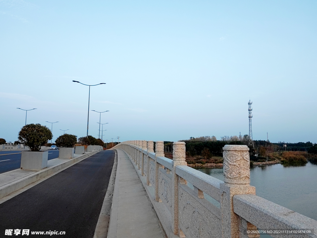 湖边公路桥护栏路灯
