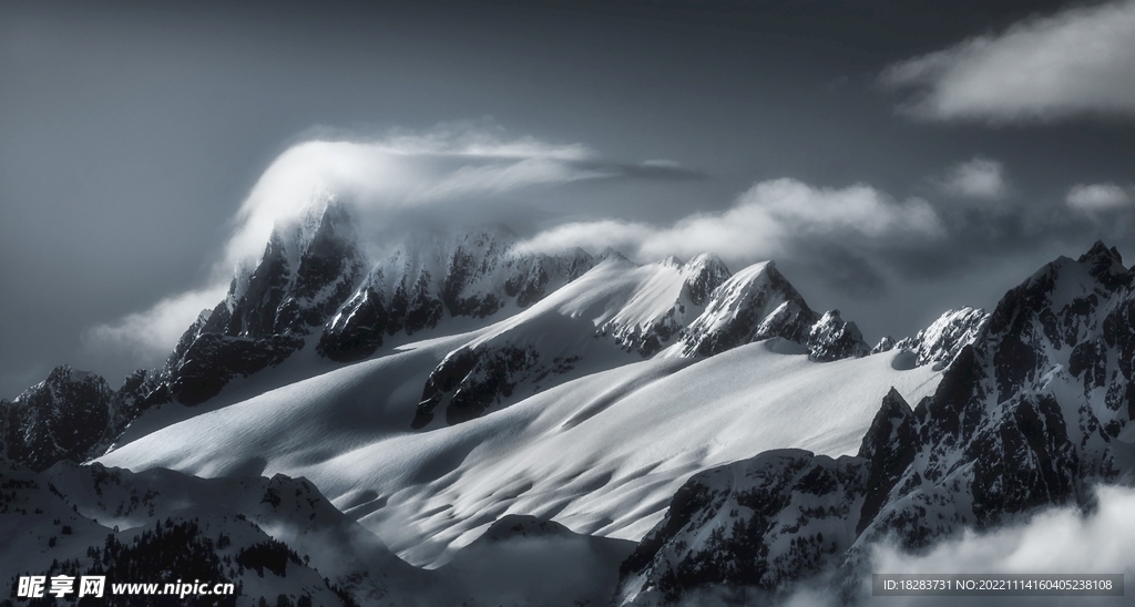  壮观的冬季雪山风景图片