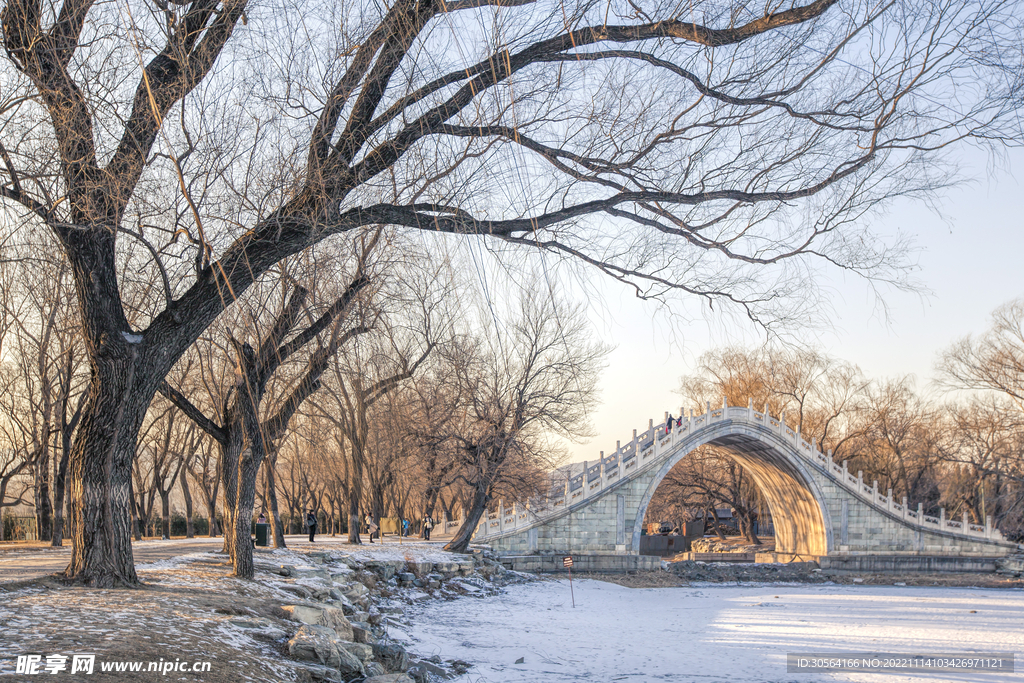 冬季公园拱桥