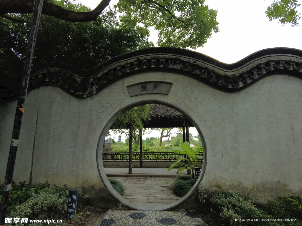 徽派建筑月洞门白墙灰瓦