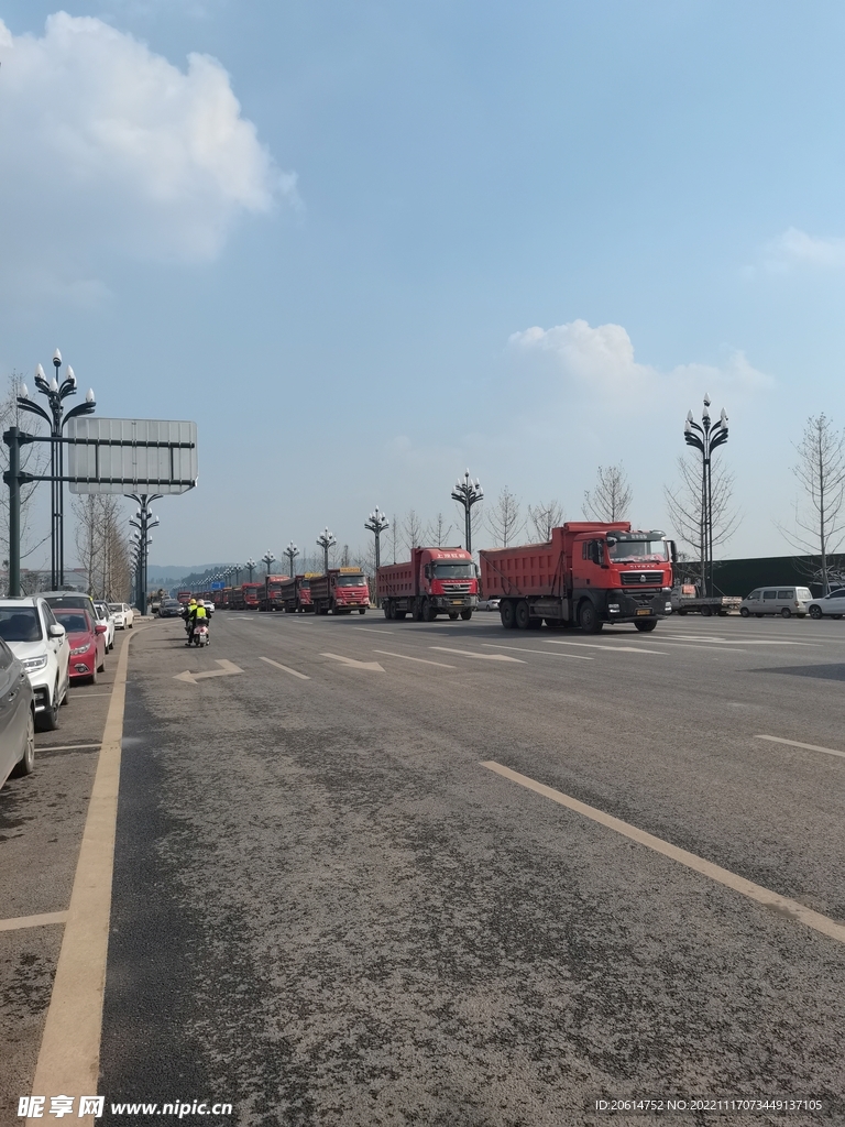 道路上络绎不绝的大货车