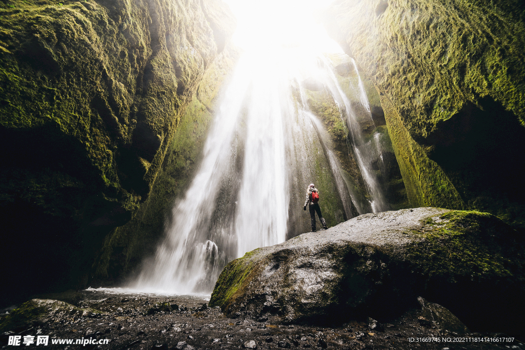 瀑布壮丽自然景观