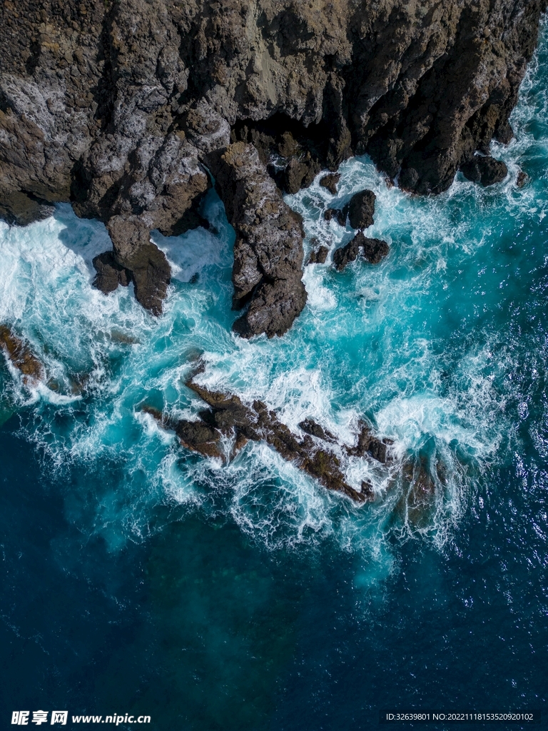 海浪礁石