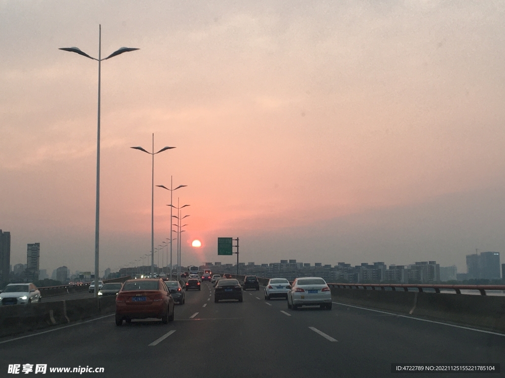 傍晚的高架车流