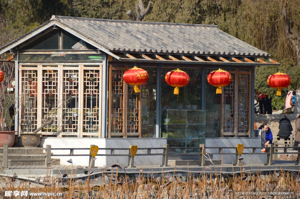 紫荆山公园小木屋景观大红灯笼