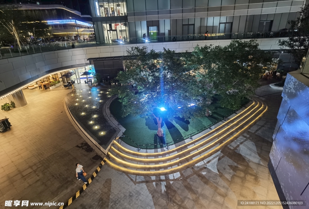 下沉广场灯光夜景实拍图