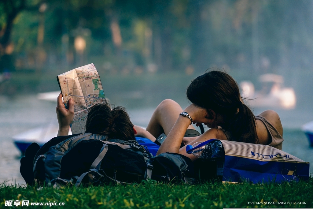 草地休息的游人