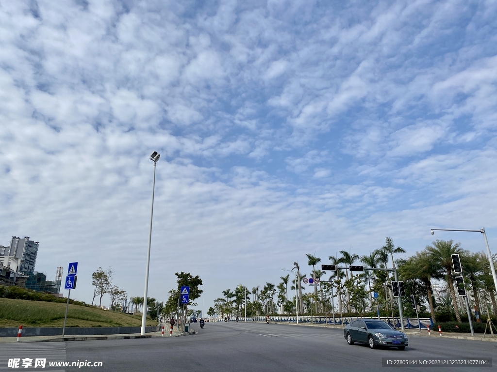蓝天白云道路
