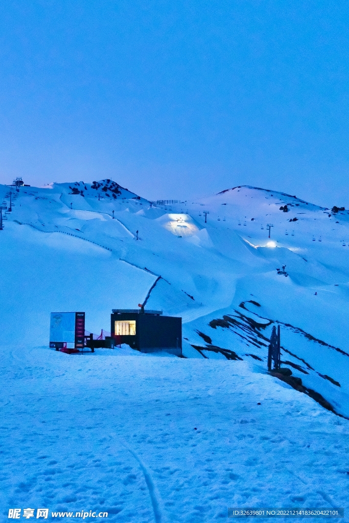 雪地中的小屋