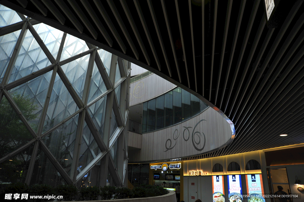 半沉式地下商场