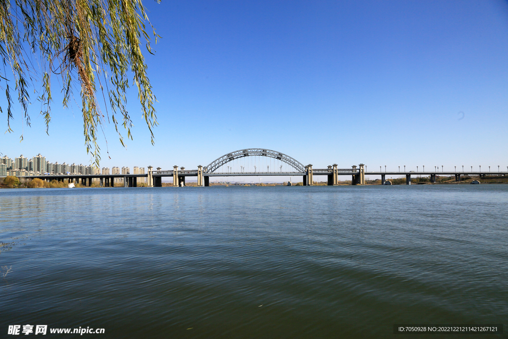 蓝天大桥河岸风光
