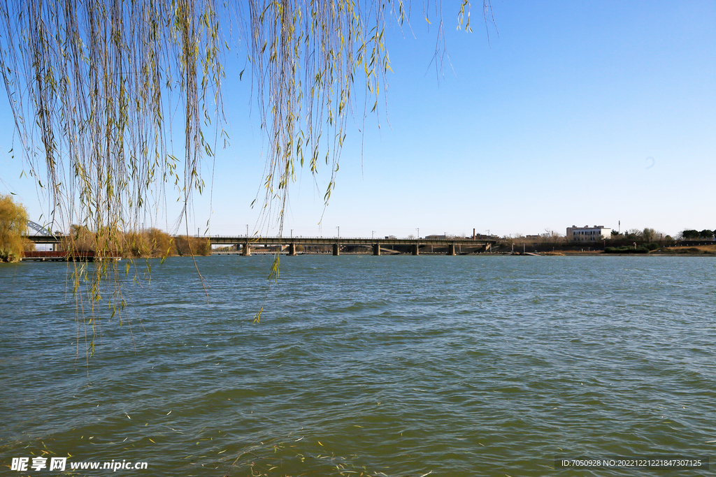 河岸风光