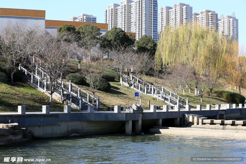 河岸阶梯