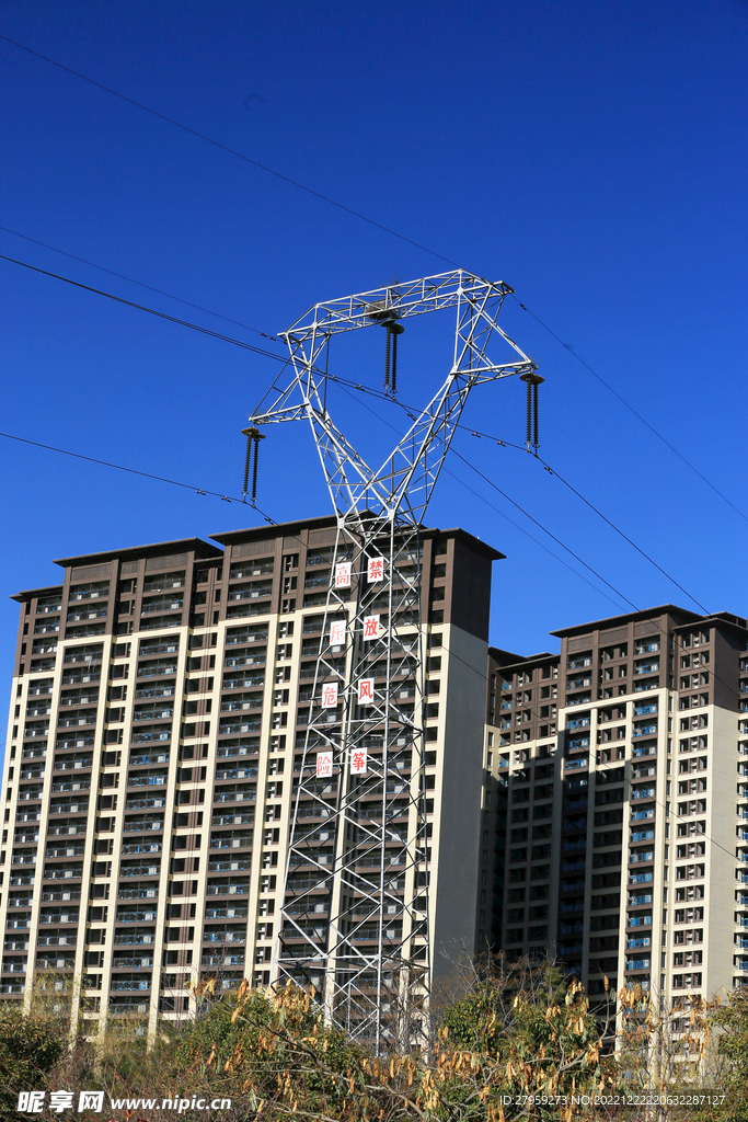 高楼旁的高压线