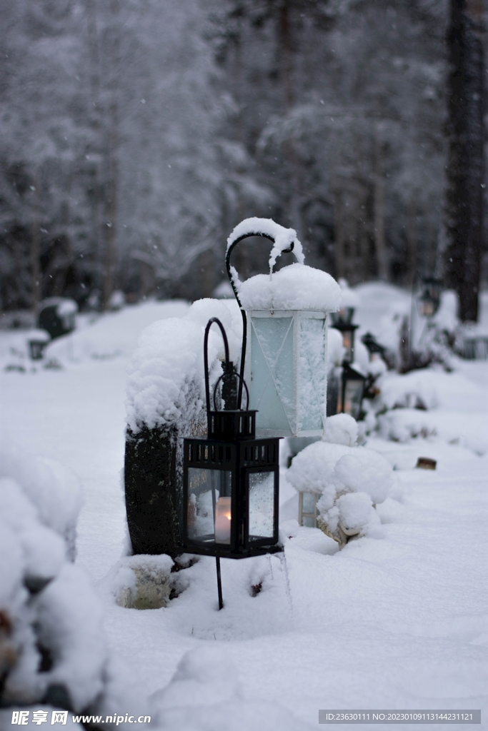雪地路灯