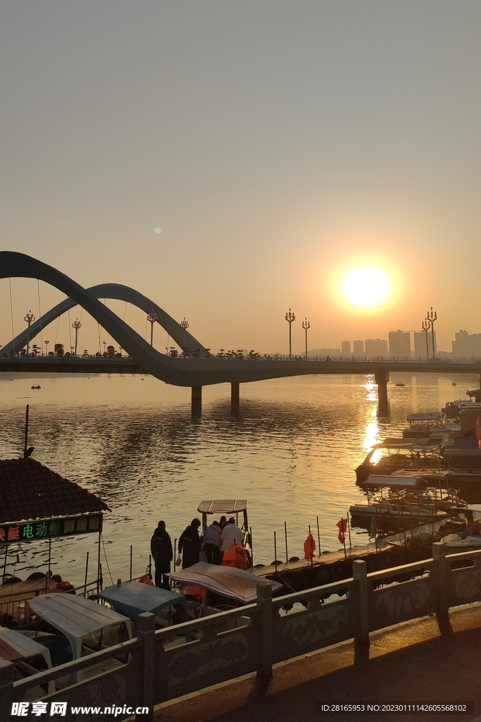 湖面阳光倒影波纹晚霞风景