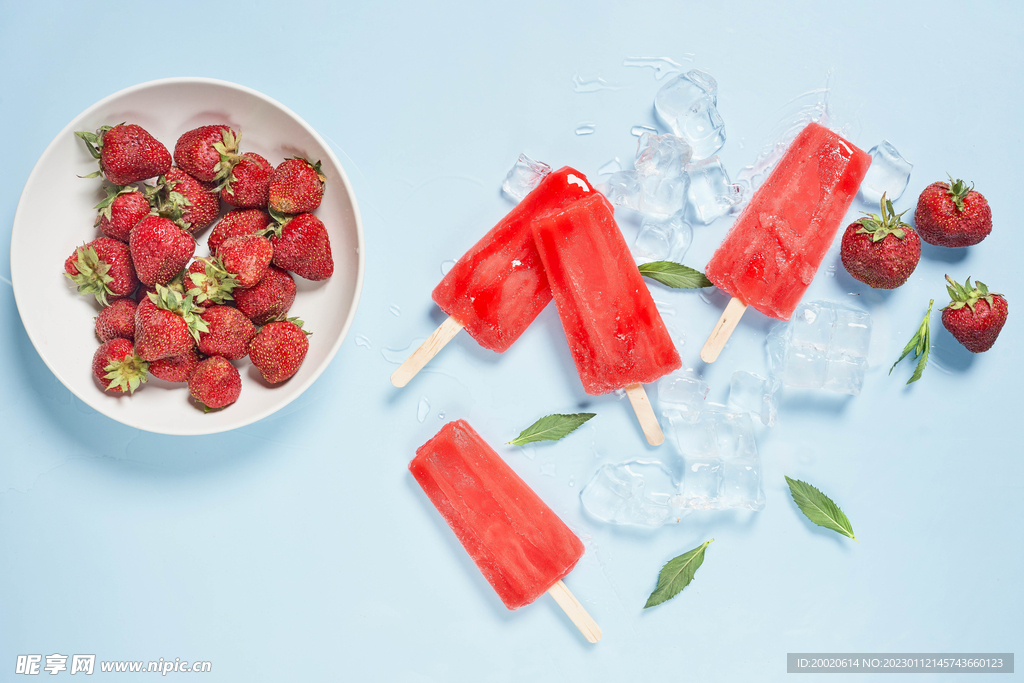 四个草莓冰淇淋