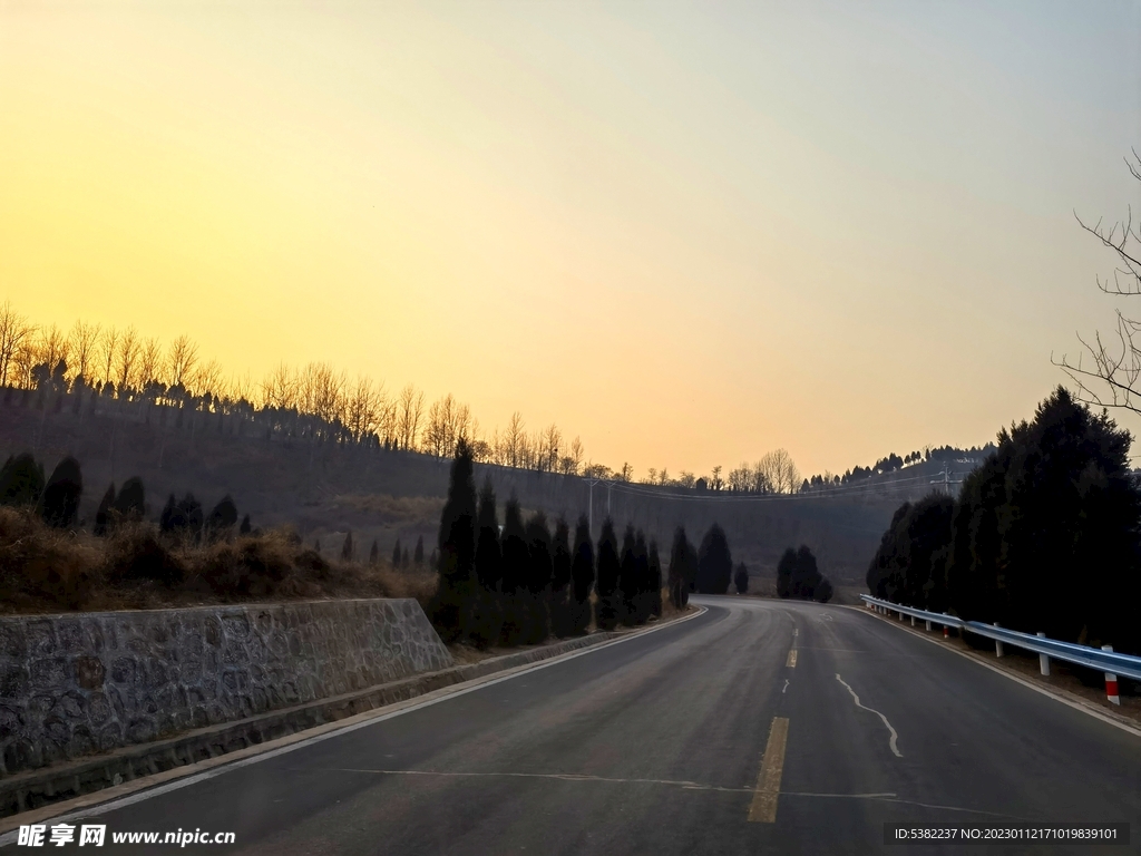 黄河小浪底山上落日公路