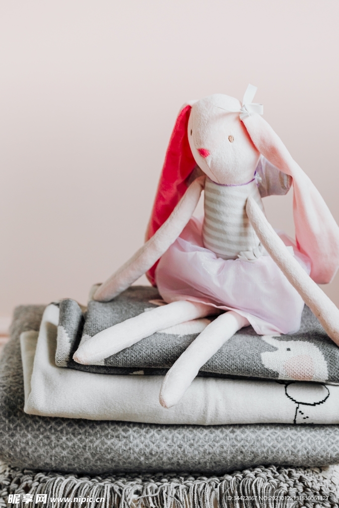 折叠毛巾围巾上的布偶兔
