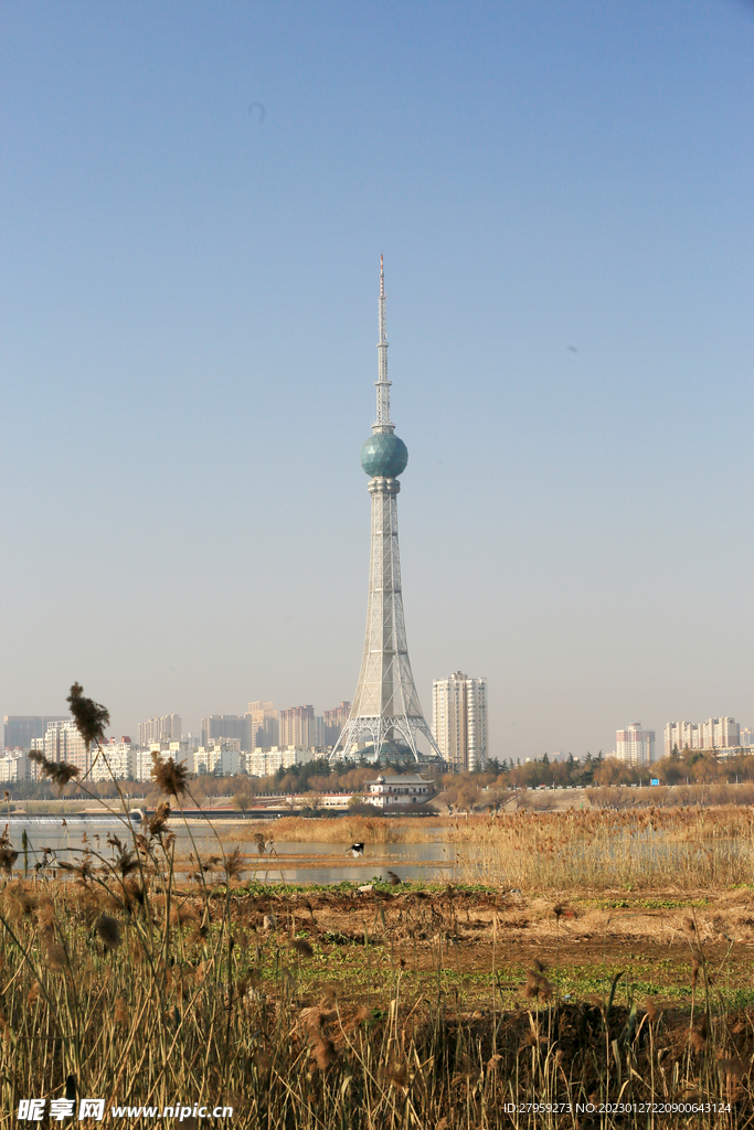 秋天的河岸风光